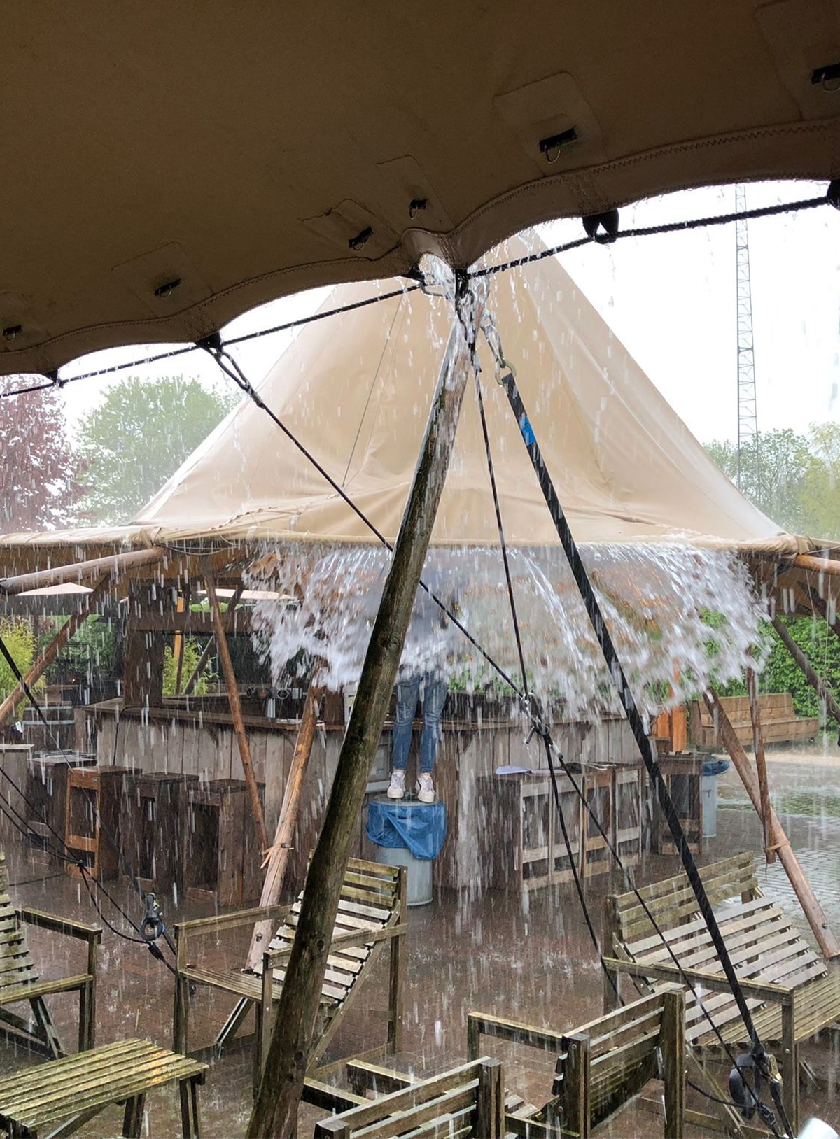 Stortbui onder de tent