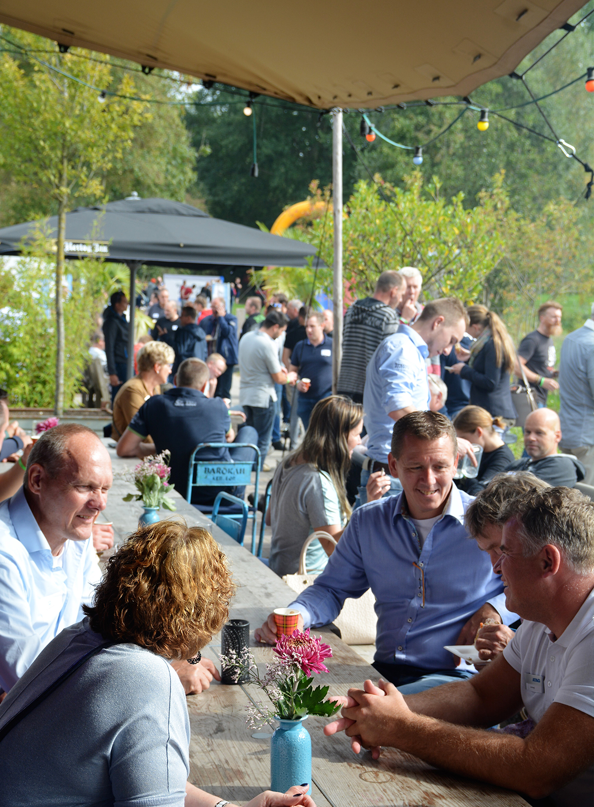 Bedrijfsuitje zitten aan tafel op terras