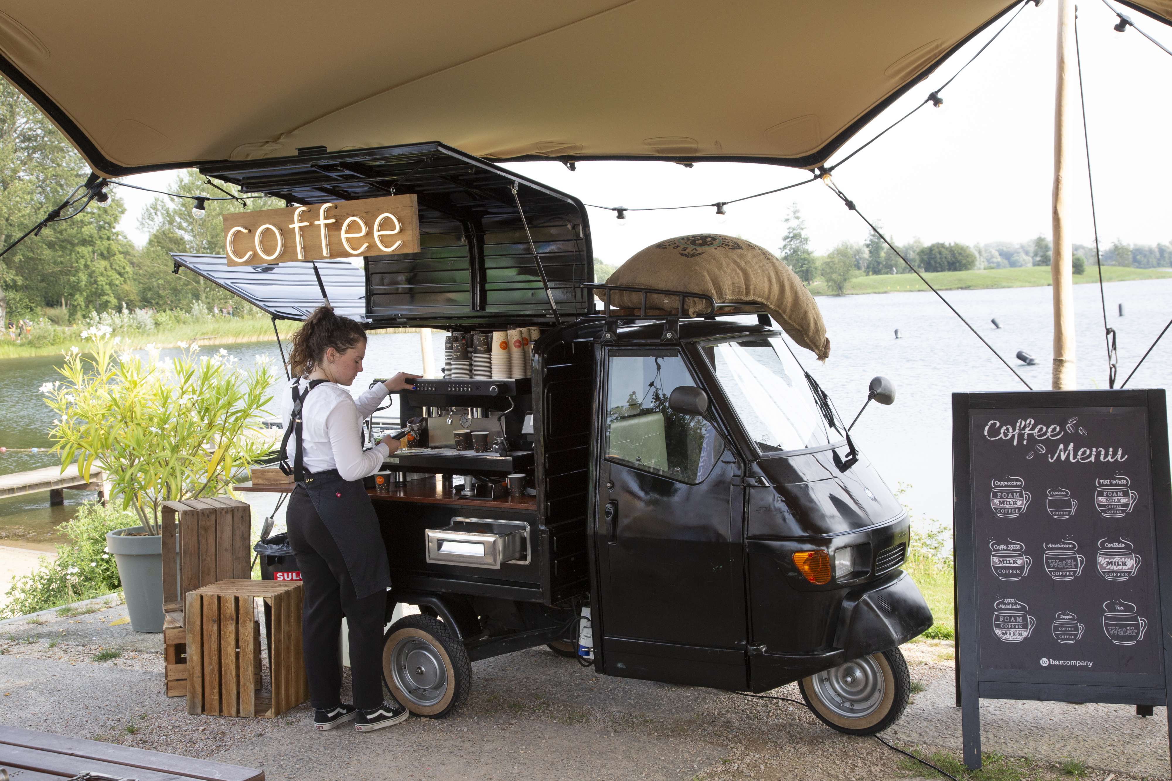 Voorbereiding koffiestand Watergoed voor een bedrijfsfestival
