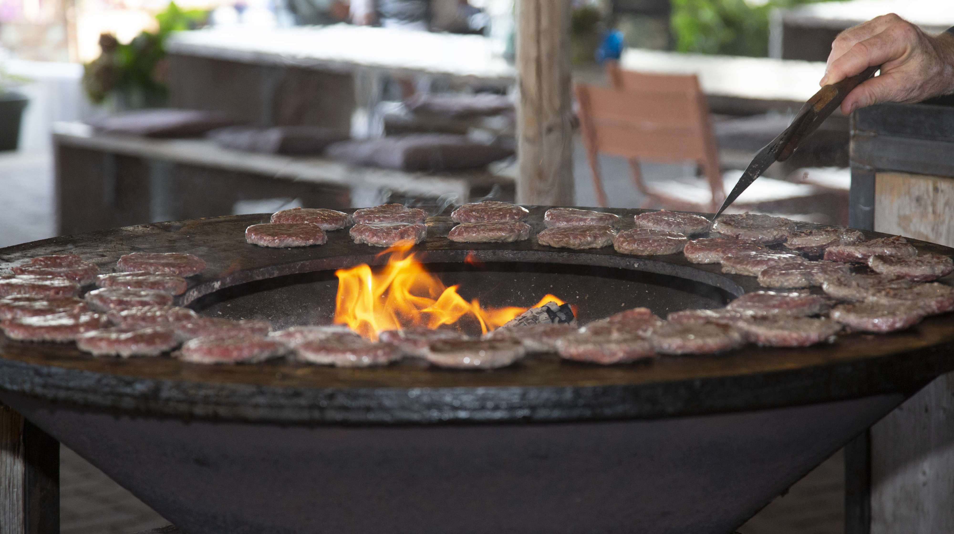hamburgers door live cooking op de ofyre bedrijfsfestival Watergoed